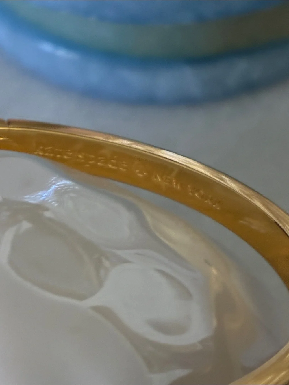 ♠️ Kate Spade Everyday Spade Hinged Bangle Gold - Picture 4 of 4